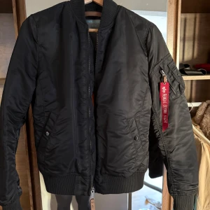 Alpha Indutries Bomber Jacket - Väldigt fint skick. Stl M. 