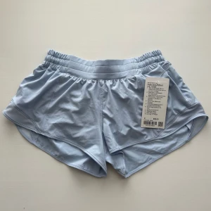 Lululemon hotty hots - Ljusblåa hotty hots. Köpte för 750kr på lululemon!!