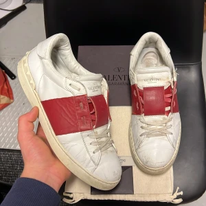 Valentino open - Säljer dessa sjukt frta valentino opens! Storlek 42 fits 43! Skick 8/10! Kan gå ner i pris vid snabb affär! Hör av dig vid minsta fundering 🤩