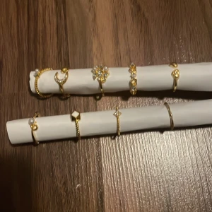 9 ringar från SHEIN  - Säljer 9st ringar från SHEIN dom är i bra skick och i olika storlekar. Priset gäller för alla tillsammans! ⭐️ obs färgen skavs av ganska snabbt och man kan potentiellt bli något grön där man haft ringen!  (Dock har jag inte upplevt att jag blivit grön där ringen suttit) 