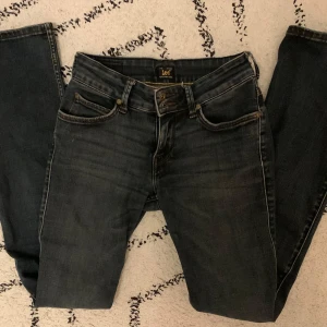 Lågmidjade Lee jeans - Mörkblå low waist jeans från Lee i modellen Joliet. W24 L31, midja: 34 innerben: 78