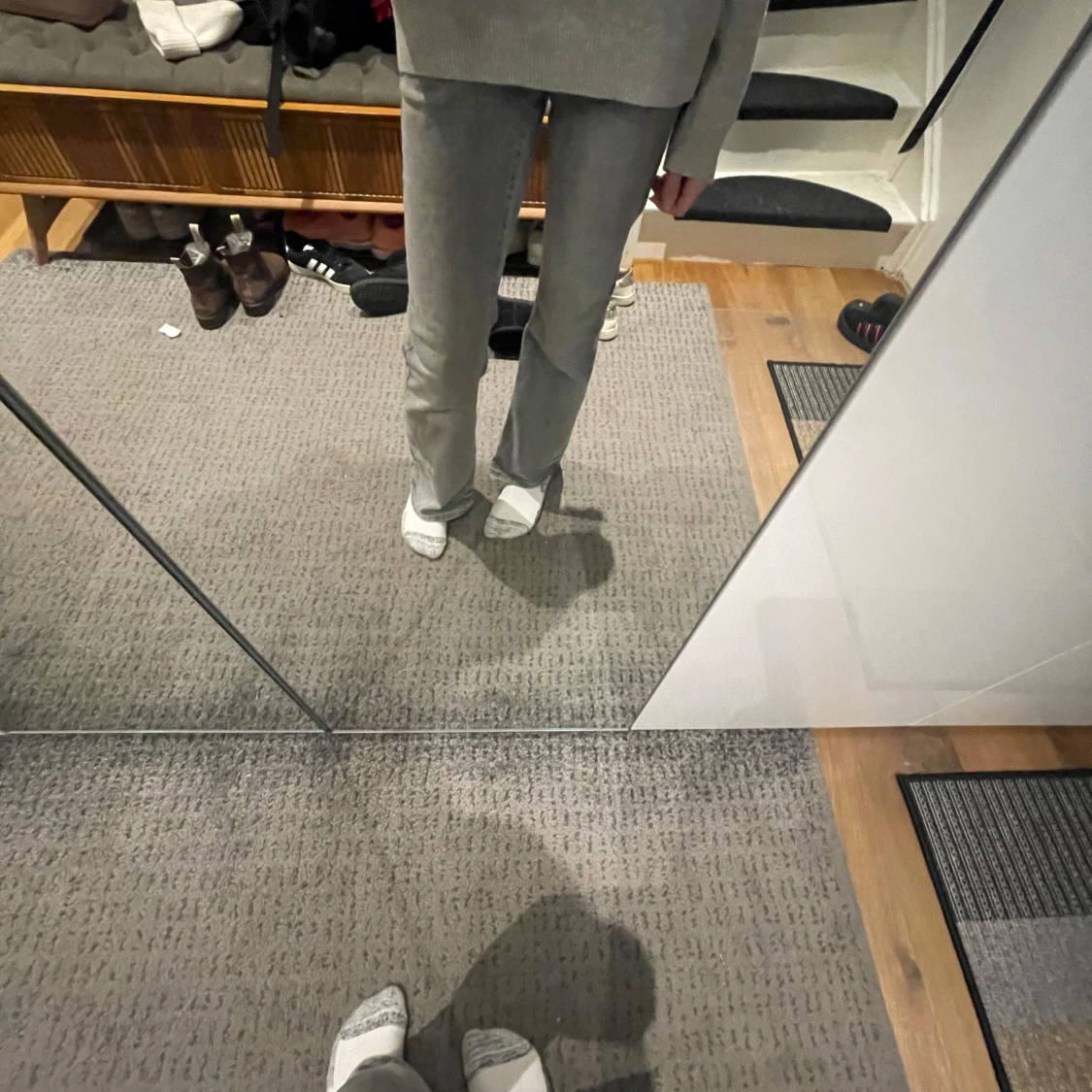 Grå lågmidjade bootcut jeans från Gina Tricot