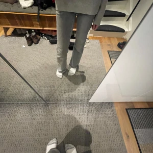 Grå lågmidjade bootcut jeans från Gina Tricot - Snygga grå lågmidjade jeans från Gina Tricot i storlek 158. De har en klassisk design med fem fickor och en bekväm passform. Perfekta för en stilren look.