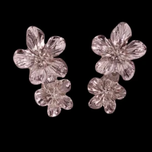 Örhängen  - Fin Blommiga örhängen  Finns i Guld/Silver 89kr/st  Eller 169kr/Paret Modell 161