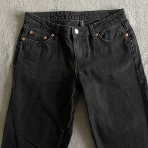 Low Arrow jeans - Svarta Low Arrow jeans från Weekday 