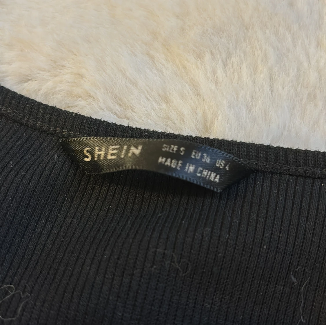 Svart ribbad topp från Shein - 91