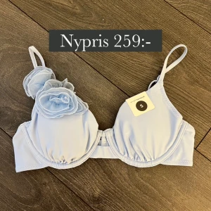 Helt ny bikinitopp med blommig detalj - Helt ny blå bikinitopp med fin detalj, nypris 259!💗