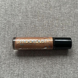 Highligter - En flytande Highligter från Urban decay, and ändå fåtal gånger, går att blanda med foundation eller dagkräm för lite färg plus Glow 