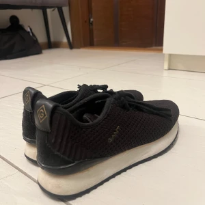 Svarta sneakers från Gant - Snygga svarta sneakers från Gant med en stilren design. Skorna har en stickad ovandel och en vit sula som ger en modern look. Perfekta för en avslappnad stil.