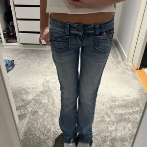 Blå jeans med bootcut - Snygga blå jeans med låg midja och små fickor bak!! 