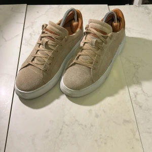 Mocka skor från Strömberg  - Riktigt fräscha beige sneakers från Strömberg i mocka med vita sulor och bruna detaljer. Skorna har snörning och en stilren design som passar perfekt till vardags. Hör av er vid minsta fundering🙌