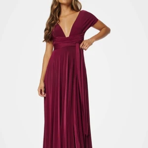 Multi Tie maxi dress - Elegant vinröd långklänning med djup v-ringning och öppen rygg. Kan knytas på flera olika sätt. Använd en gång på bröllop. Nyskick. 