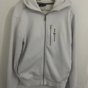 Sail racing hoodie - Säljer en vit sail racing hoodie för den inte kommer till användning den är i bra skick och storlek M