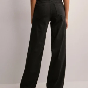 Svarta vida byxor - Jeans från Only, modell ONLMADISON. Wide Fit och High waist. Svarta i storlek S/32. Nypris 700kr.