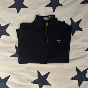 Morris zip tröja - Stilren Morris zip tröja med ett fint mörkblått tyg. Väldigt bra skick och säljer på grund av att den är för liten. Original pris 1199:- men säljer för endast 499:- riktigt kap. Pris kan diskuteras och sänka under en snabb och smidig affär.