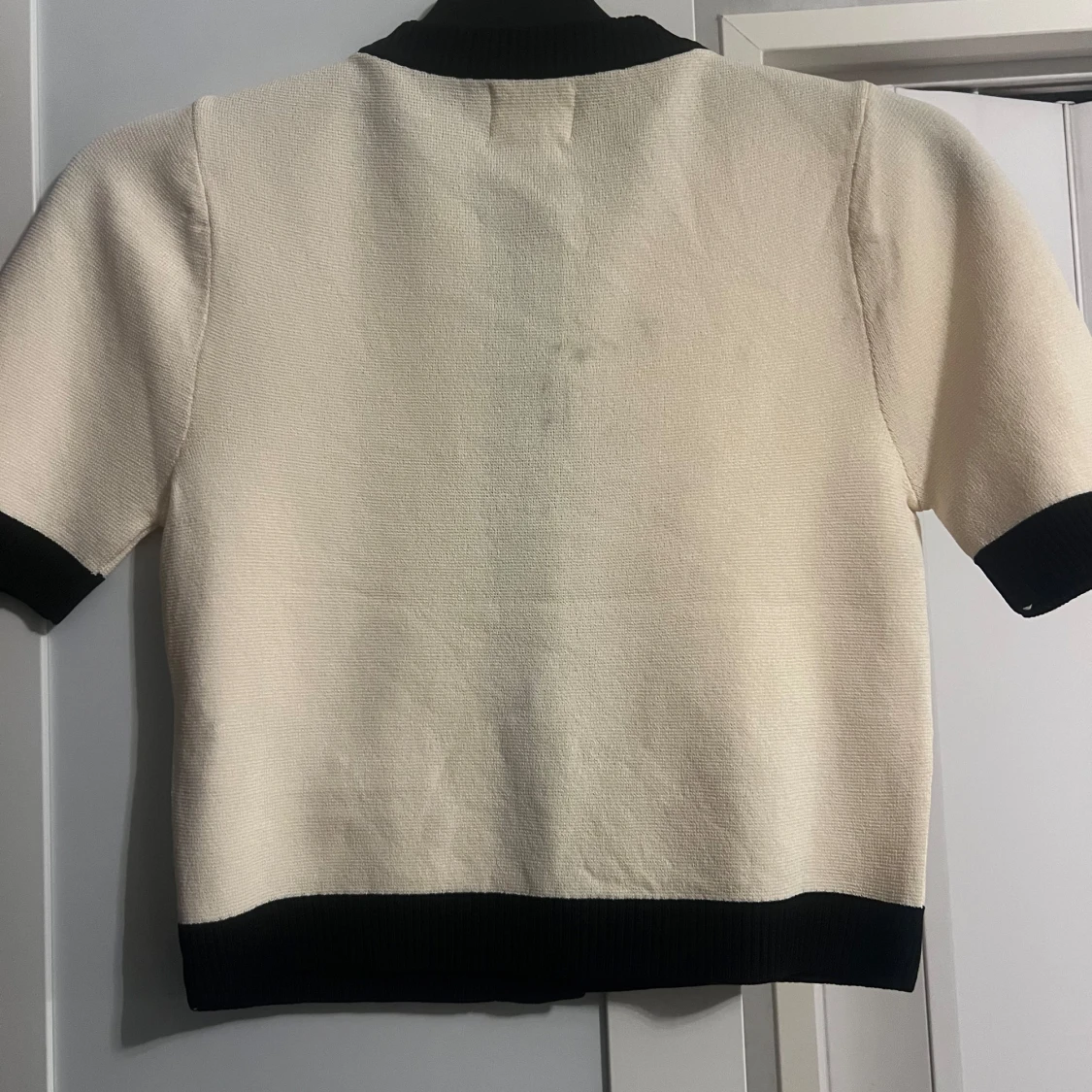 Vit och svart kofta med guldknappar - 91