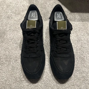 Valentino rockrunners - Snygga svarta rockrunners från Valentino i storlek 41. Modellen är helsvart och väldigt clean✔️ skorna är i använd skick skulle säga att dom är 7/10 då man kan se tecken på användning ( se bild 4). Priset kan diskuteras vid snabb affär så tveka inte på att höra av dig. Innesulorna är slitna men inget man märker av.