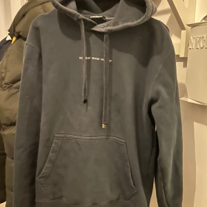 Svart hoodie från Dondup ”Dondup made in Italy” - Säljer en stilren svart hoodie från Dondup. Den har en klassisk design med känguruficka och justerbar huva med dragsko. Perfekt för en avslappnad look. Passar s/m