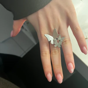 Silver Ioaku ring - Fin fjärils ring från ioaku. Nypris är 600kr. Den är använd cirka tre gånger och har inga slitage. Reglerbar storlek, ringen är utgången från deras sortiment 