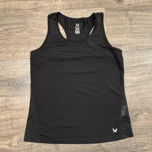 Träningslinne svart - Svart träningslinne från SOC, knappt använt. Storlek 158-164 men passar även S/M skulle jag säga