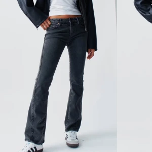 Svarta bootcut jeans, (twisted bootcut jeans) - Snygga svarta bootcut jeans med låg midja och fina detaljer på bakfickorna. Slutsålda och helt oanvända , säljer då dom ej passade. 