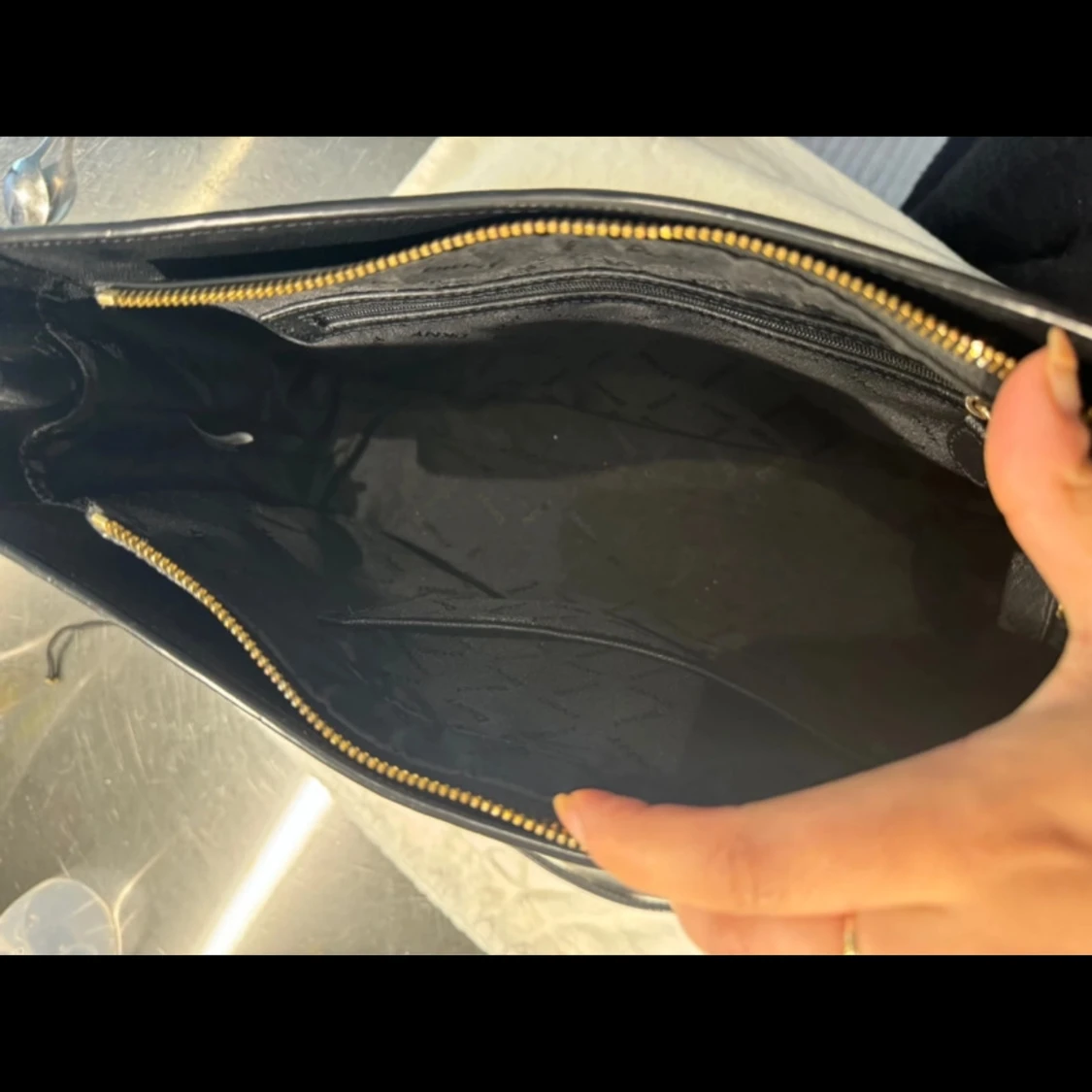 Svart axelväska från DKNY - 93