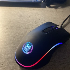Svart gamingmus med RGB-belysning - Säljer en svart gamingmus från Mission SG med RGB-belysning. Musen är en del av GGB 2.2 Gaming combo set och har en USB-anslutning. Perfekt för seriösa gamers som vill ha stil och funktionalitet. Orginalpris 319kr men säljs för 150kr. Pris kan sänkas 