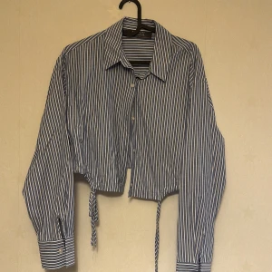 Blåvit randig skjorta från Primark - Snygg blåvit randig skjorta från Primark i storlek L. Perfekt för en stilren look! Jag brukar ha M i vanliga fall men denna passar!