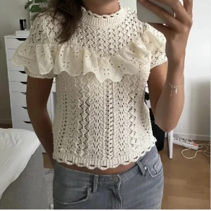 Stickad topp med volang - Supersöt stickad topp med volanger från Zara, sparsamt använd💕köpte den här på Plick, men säljer då den inte kommer till användning! Lånade bilder💘