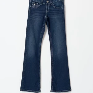 Mörkblå bootcut jeans - Snygga mörkblå low waist bootcut jeans med kontrastsömmar från Gina Young 💗använda fåtal gånger, säljer då dom inte används.