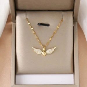 Guldhalsband - Vackert guld halsband med infattade kristaller.   Guldpläterad : kedjans längd - 4 40cm+6cm.  Hänget är cirka 2,9 x 1,2cm. Obs ej nyckelfri.  Du kan till och med ha halsband på när du idrottar och duschar! 