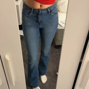 Blå bootcut jeans - Bootcut jeans med medelhög midja från lee strl. W27 L33