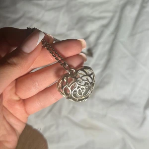 Hjärtformat guldhalsband  - Jättevackert hjärta i guld med små diamanter inuti. Kedjan och hjärtat är lite rostigt, vilket jag tycker ger en vintage touch. Halsbandet är köpt i Mallorca 🩵🩵🩵