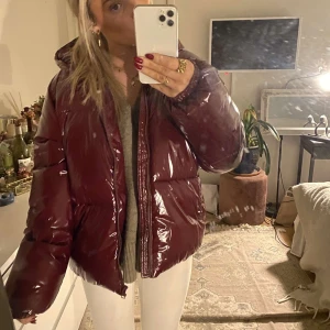 Röd glansig jacka  - Så snygg glansig vinterjacka från Tommy Hilfiger💕💕💕nypris 2300kr