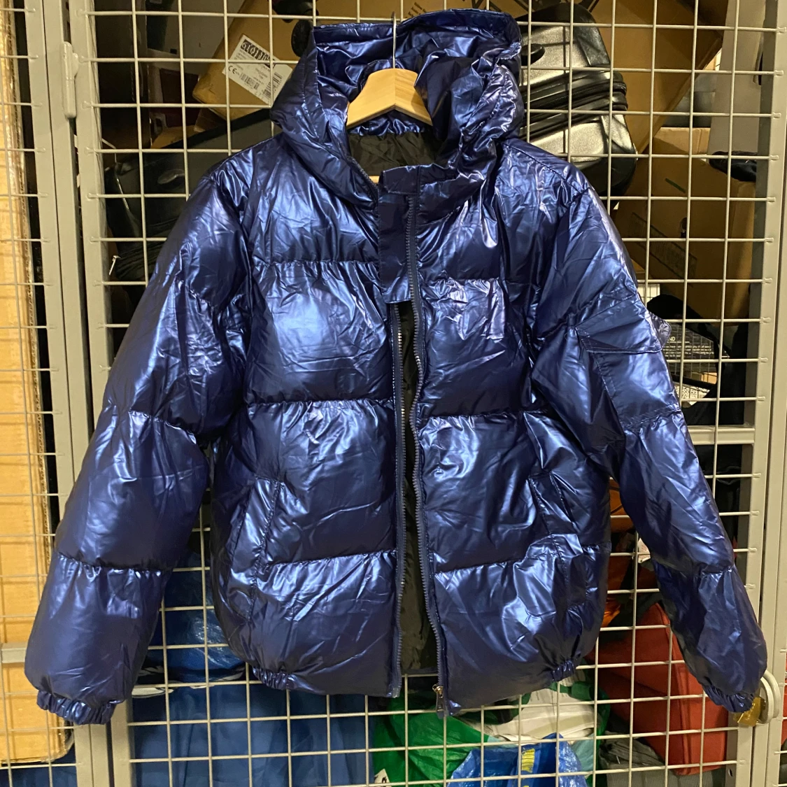 Blå glansig pufferjacka