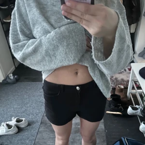 Svarta shorts🖤🫧🤩 - Snygga svarta shorts med låg midja och knappdetalj. Perfekta för en avslappnad stil. Jeans shorts, lite lågmidjade 