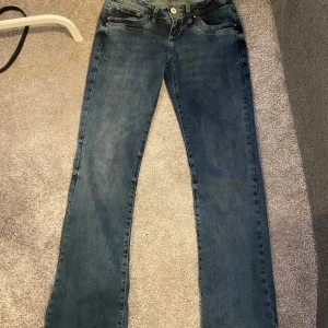 Blå jeans från LTB - Snygga blå jeans från LTB i modellen Valerie. De är i nyskick och använda fåtal gånger, strl W24 L32💕Köpta för 800kr på AboutYou