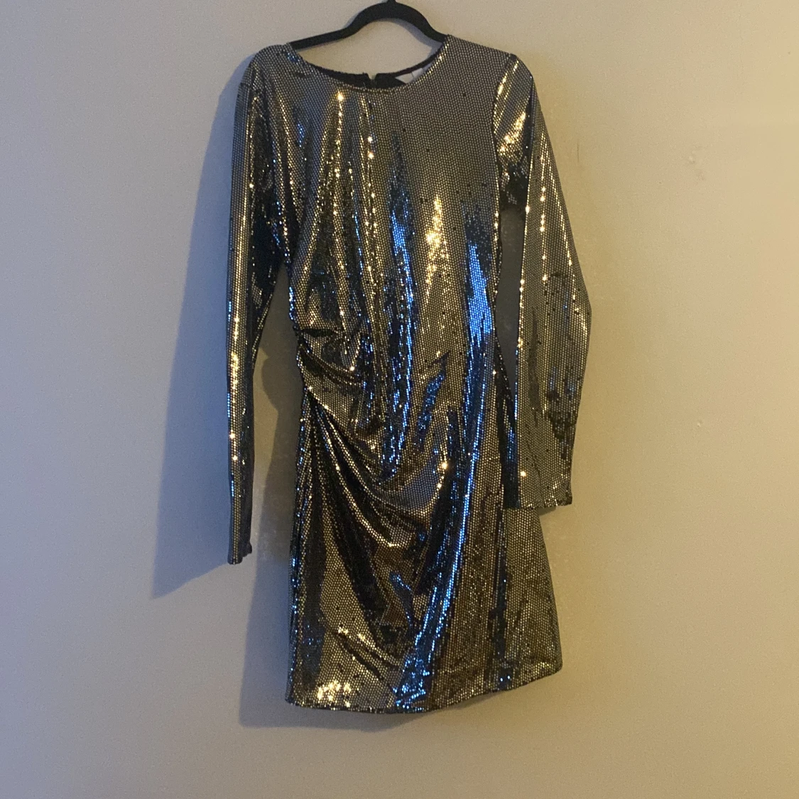 Glittrig silverklänning