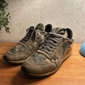 Valentino rockrunners - Valentino rockrunners med defekt i hälen som går lappa över inget som märks när skorna är på eftersom extremt mjukt och en plast del har lossnat syns på bilden. Skick 6/10 nypris ca 6 tusen mitt pris 1099