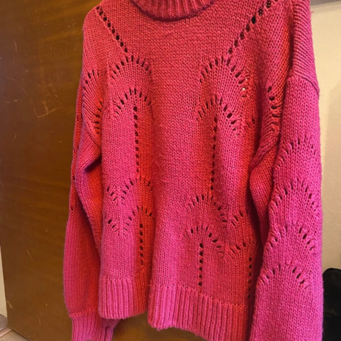 Rosa stickad tröja från Gina Tricot