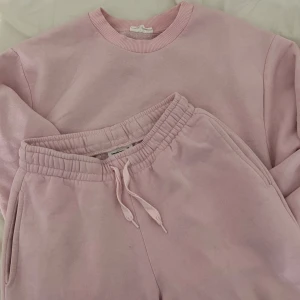 Rosa mjukis sett från Gina Tricot - Säljer det trendiga  rosa mjukis sett från Gina nypris 550kr nästan aldrig använt dom ända defekterna är att dom är noppriga vid innerlåren men de är ingenting man ser ❣️❣️❣️❣️byxorna är i xxs och tröjan är i xs skulle säga att byxorna sitter som en xs-s (pris kan diskuteras)