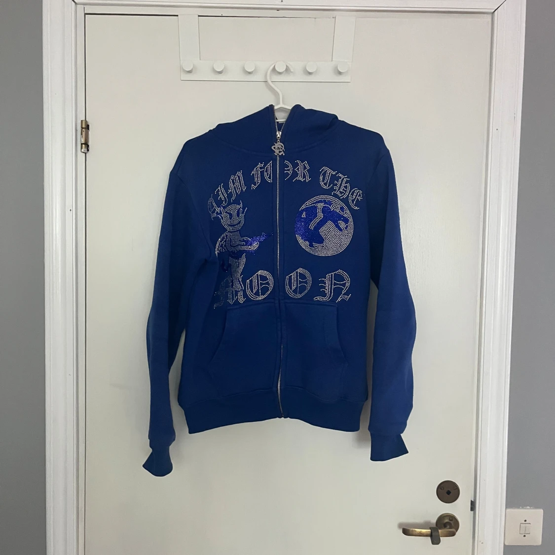 Blå hoodie med dragkedja och tryck - 90