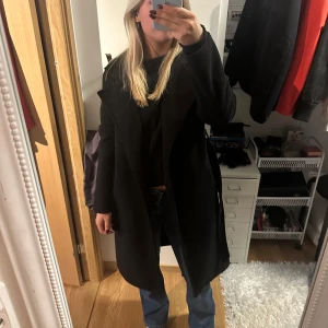 Svart lång  kappa  - Säljer nu min svarta kappa från Missäy i strl M, perfekt nu till våren🩷☀️knappt använd, köpt för 600kr mitt pris 300kr 