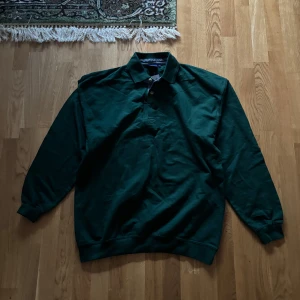 Grön pikétröja från No Problem - Säljer en grön pikétröja från No Problem i storlek XL. Tröjan har långa ärmar och en klassisk krage med knappar. Perfekt för en avslappnad stil.