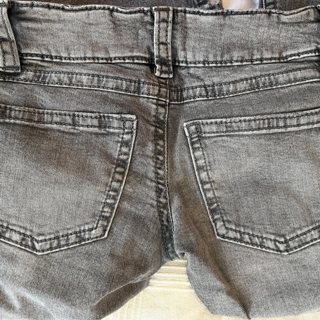 Grå jeans med låg midja - 91