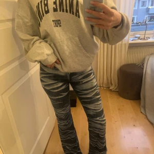 Blå bootcut jeans med mönster - Snygga blå bootcut jeans med unikt mönster. De är lite korta på mig som är 175cm lång. Jättecoola!