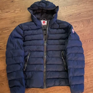 Colmar Jacka - Säljer en puffer jacka från colmar. Perfekt nu till vintern! Jackan har några skador därav priset. Har ni frågor är det bara att skriva till mig! Pris går att diskutera vid snabb affär