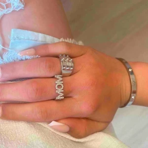 Glitter silvrig MOM ring  - Super snygg ring i rostfritt stål. Helt ny och oanvänd. 89kr plus frakt 💓 (icke justerbar men passar de flesta fingrarna) 