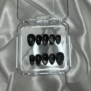 Broken Wings Cateye Short Almond - Mått: 15-11-12-11-9 (MM) De är i cateye gel, vingarna syns bättre i verkligheten✨Handgjorda lösnaglar av högsta kvalitet!✨Vid korrekt applikation och borttagning kan man återanvända dem flertalet gånger!💕 Man får med ett appliceringskit & instruktion