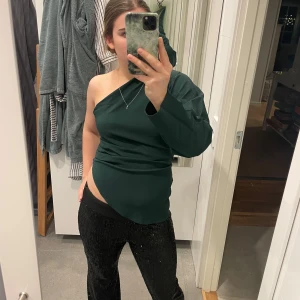 Grön oneshoulder topp från Zara - Snygg grön oneshoulder topp från Zara Asymmetrisk och elegant